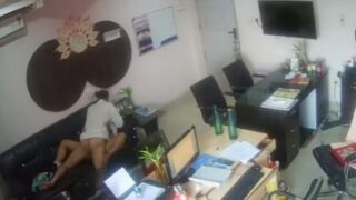 Old man fucking a girl on a couch in Office xxx MMS